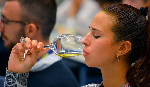 Los vinos blancos de calidad atraen a nuevos consumidores, como jóvenes y mujeres | Foto: Coconut
