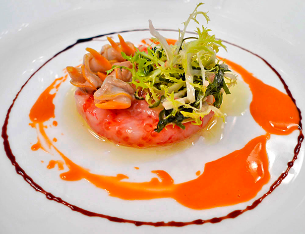 Tartar de gamba roja con ensalada de berberechos brotes y algas | Foto: HECANSA