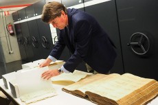 Carlos Cólogan, con algunos de los documentos del archivo familiar | Foto: Sergio Méndez