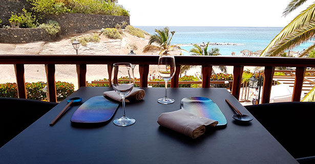 Mesa con vistas al mar en el restaurante Sensu | Foto: J.L.C.