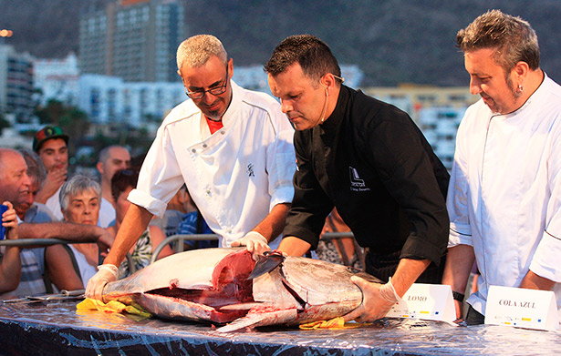 El chef Juan Carlos Clemente (c), en un ronqueo de atún en Los Cristianos