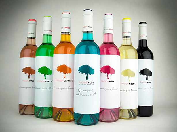 Botellas de PasionWine, con vinos de colores