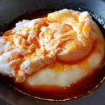Huevo escalfado sobre puré de papas y aceite de chorizo | Foto: J.L.C.