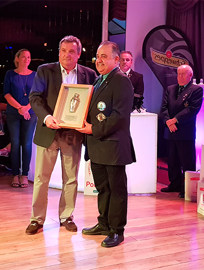 José Luis Conde recibe de José Antonio Mesa el premio a Diario de Avisos | Foto: abocados