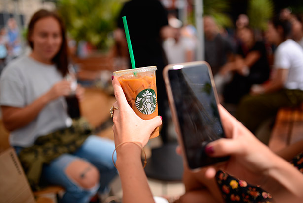Una clienta fotografía su primera bebida en Starbucks en Siam Mall