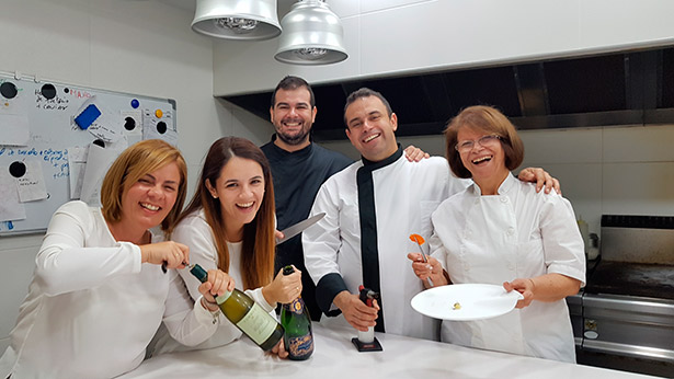 Los miembros de la familia Padrón posan, divertidos, en la cocina del restaurante | Foto: J.L.C.