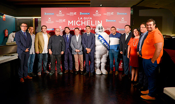 Foto de familia de autoridades y chefs con estrella cuando se anunció que la gala se celebraría en Tenerife