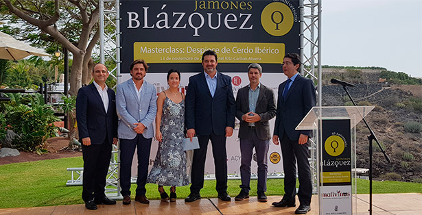 Políticos y empresarios posan al inicio de la degustación de los productos Blázquez | Foto: J.L.C.