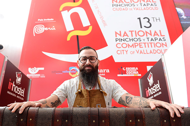 Alberto Montes, del Hotel Restaurante Atrio, ha sido uno de los subcampeones con una croqueta que ha presentado dentro de un cofre | Foto: Nacho Gallego | EFE
