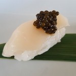 Nigiri de pez escolar con caviar osetra