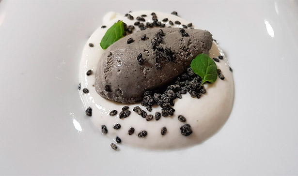 Espuma  de yogur griego y helado de sésamo negro de Laura Suárez | Foto: J.L.C.