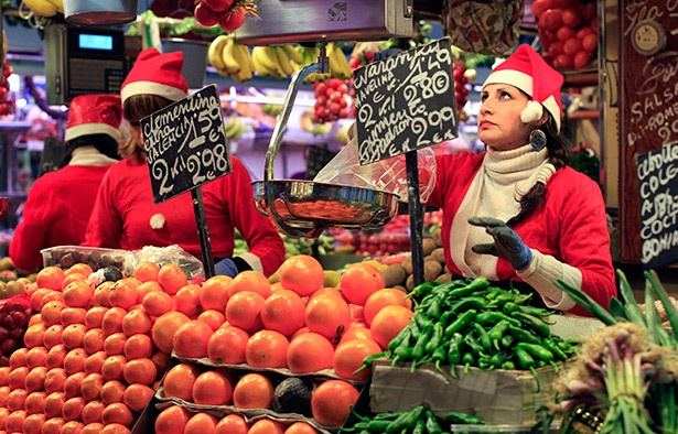 Últimas compras en una frutería del Mercado de la Boquería de Barcelona para la cena de Nochebuena y la comida de Navidad | Foto: EFE/Toni Albir