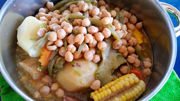 El puchero canario es un plato para disfrutar en compañía | Foto: J.L.C.