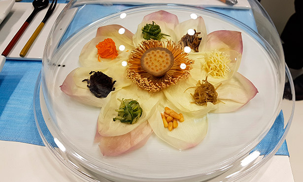 En un plato coreano están presentes alimentos de cinco colores, que son los que se corresponden con cinco órganos del cuerpo para los que son beneficiosos | Foto: J.L.C.