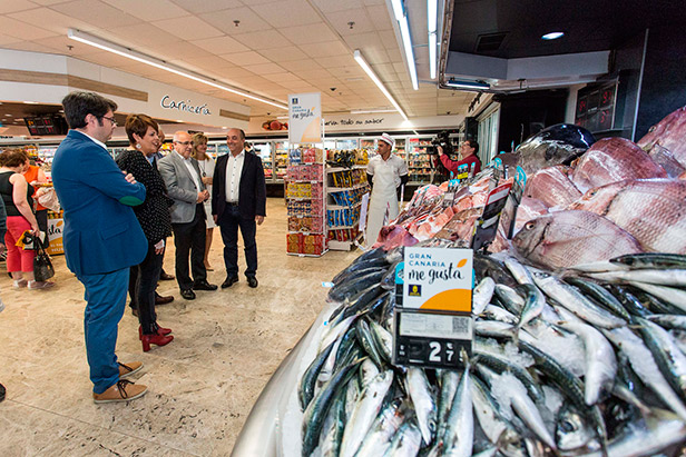 El presidente del Cabildo, durante su visita al supermercado de la cadena SPAR