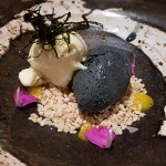 Helado de ajo negro: sésamo garrapiñado, fruta de la pasión, helado de ajo negro y jengibre | Foto: J.L.C.