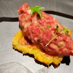 Steak tartar de solomillo gallego sobre gofre de papa | Foto: J.L.C.