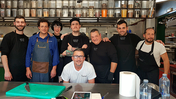 Safe Cruz y Carlos Gamonal, con sus equipos en la cocina | Foto: J.L.C.