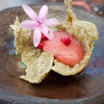 Crujiente de espirulina, crispi de fresa, flor de tubalghia y esferificación de fresa de Valsequillo, uno de los bocados de Gran Canaria | Foto: abocados.es