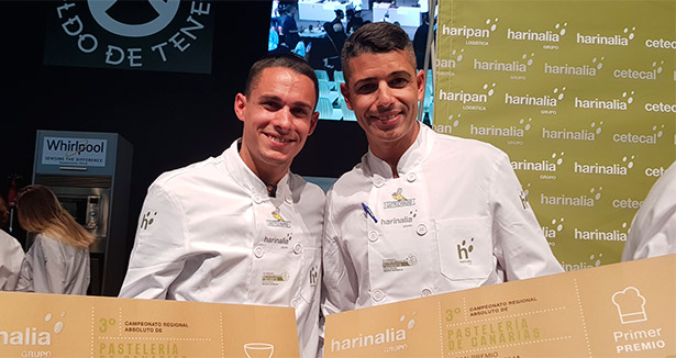 Juan Carlos Moraes, vencedor del Campeonato de Pastelería, junto  Kibsaim Antonio Lugo, mejor ayudante| Foto: abocados.es
