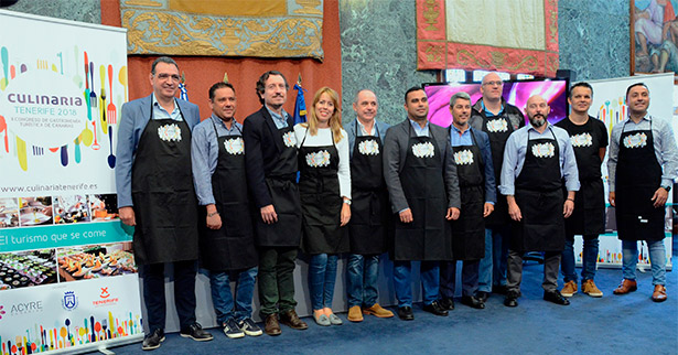 Foto de familia de políticos y cocineros durante la presentación de Culinaria