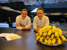 Los hermanos Torres, durante la presentación de su recetario sobre el plátano