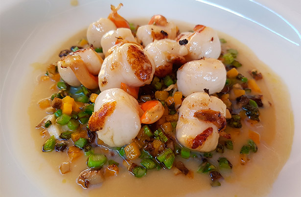 Calamares salteados con verduras. Restaurante El Aguarde | Foto: J.L. Conde