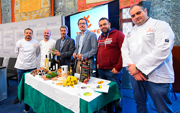 Los consejeros del Cabildo, junto a algunos de los cocineros que acudirán a Gastronomika