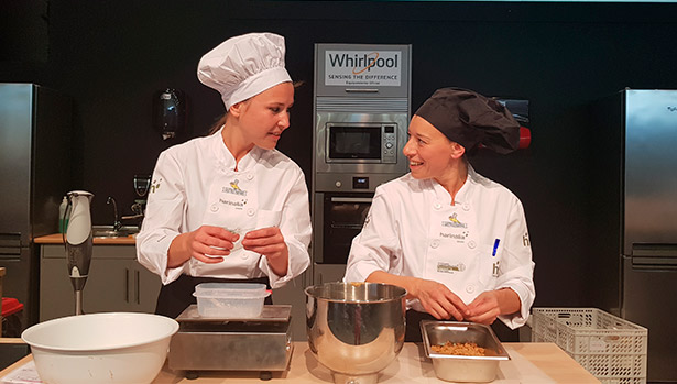 Dos de las cocineras que se presentaron al concurso de pastelería en Gastrocanarias | Foto: J.L. Conde