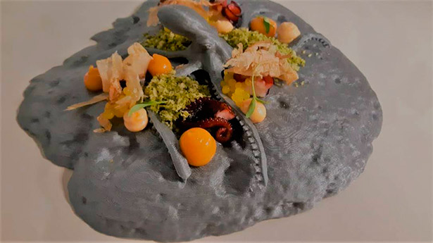 Pulpo de las costas de Tenerife glaseado con caldo de puchero canario, el plato elaborado por Suárez en Gastronomika  