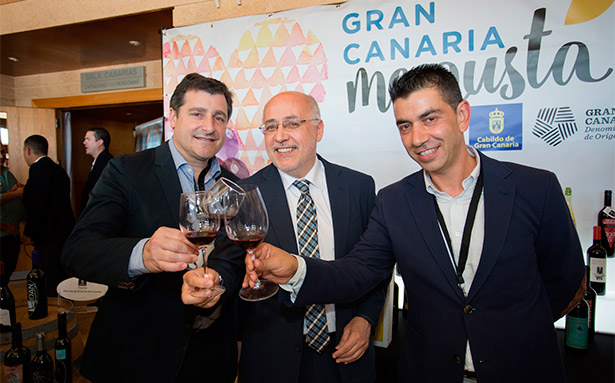Josep Roca con Antonio Morales y Mario Reyes, en el Tasting Room de Vinófilos celebrado en Gran Canaria
