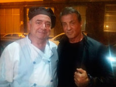 Stallone, con el cocinero de El Portón, de cuya comida dio buena cuenta