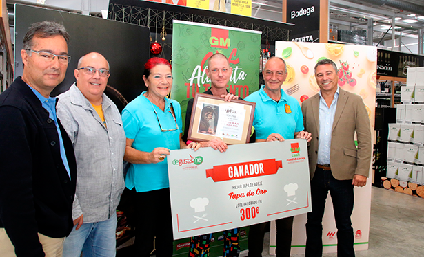 Los ganadores de la Tapa de Oro, junto a Alfonso Garrido, Jordi Esplugas y el-gerente del GMcash de Adeje,Benjamín-Dorado