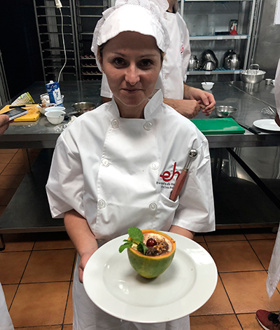 Beatriz Montesdeoca, de la Escuela de Hostelería de Canarias, con su postre la perla de papaya