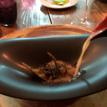 Alcachofas, sopa de jamón ibérico, centeno y trufa negra