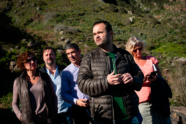 Roberto Santana, de Envínate, en sus viñedos de Anaga junto al consejero de Agricultura y algunos de los Master of Wine que recorrieron la isla| Foto: Fran Pallero
