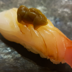 Nigiri de pescado blanco, umeboshi y mayonesa de yuzu | Foto: J. L. Conde