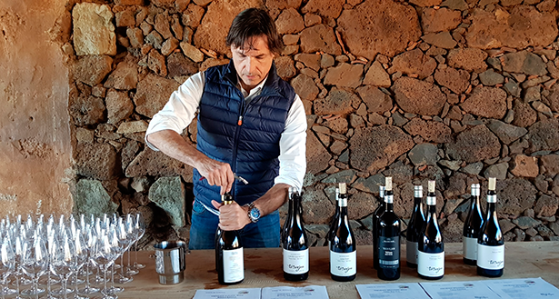 Enrique Alfonso descorcha algunos de sus vinos para la cata en la finca Altos de Trevejos | Foto: J. L. Conde