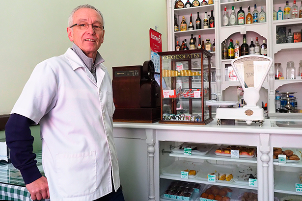 Ángel Rocío, administrador de Casa Egon, en el despacho de los dulces | Foto: Sergio Méndez