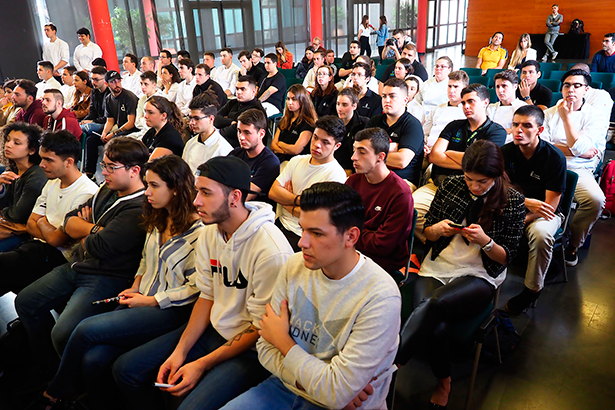 Más de 120 alumnos que cursan estudios de Hostelería acudieron a la cita | Foto: Sergio Méndez 