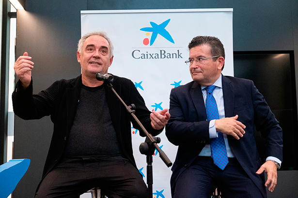 Ferran Adrià y Juan Ramón Fuertes, director territorial de CaixaBank, durante la presentación de la guía | Foto: Fran Pallero