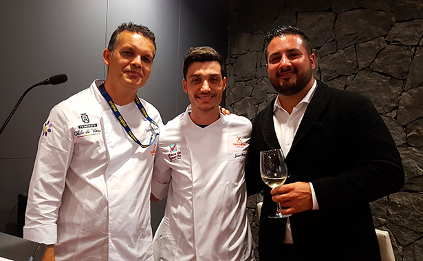 Borja Pérez (d), junto a los cocineros Juan Carlos Clemente y Josué Fumero | Foto: J. L. Conde
