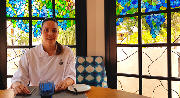 Eliana Real, en el comedor de La Brasserie, en el hotel Bahía del Duque, donde es cocinera | Foto: J. L. Conde