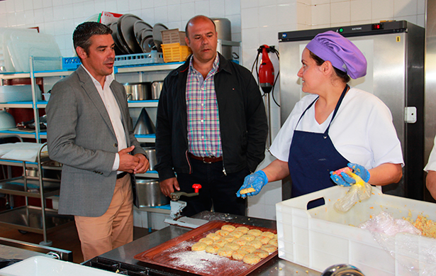 Narvay Quintero y Félix González, en la cocina del CEIP Acentejo, en La Matanza
