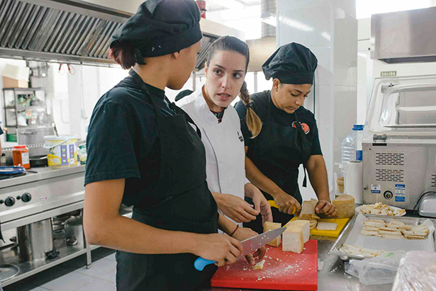 Eliana Real, cocinera de La Brasserie, con dos alumnas de Añaza