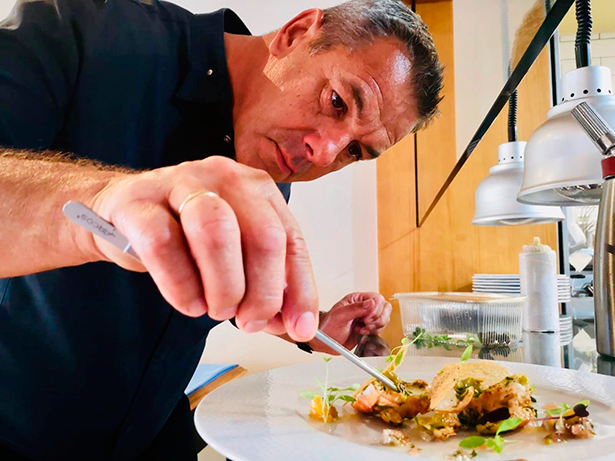 El chef Pierre Résimont ultima uno de los platos de la nueva carta