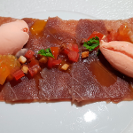 Jamón de atún, infiltrado con grasa de ibérico, sorbete de tomate canario y picatostes | Foto: José L. Conde