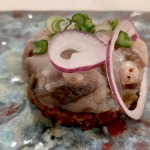Tartar de arenque agridulce con alcaparras y cebolla roja sobre pan de centeno | Foto: J. L. Conde
