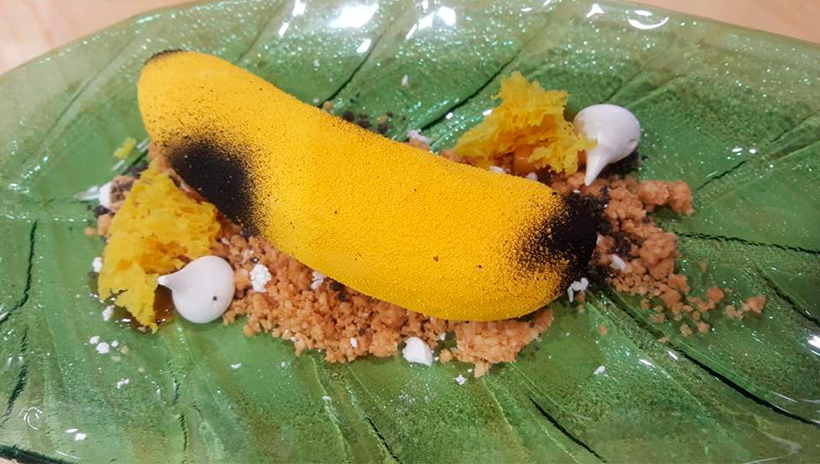 ‘Delicia Canaria’, un postre que incluía mousse de gofio, plátano caramelizado, suspiros de Moya aromatizados de plátano y crumble de gofio y almendra | Foto: Asociación Mojo Picón