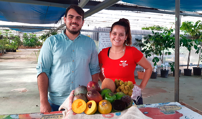 Alfredo Marrero y Sheila Rodríguez posan junto a una cesta de frutas tropicales de La Cosma | Foto: José L. Conde